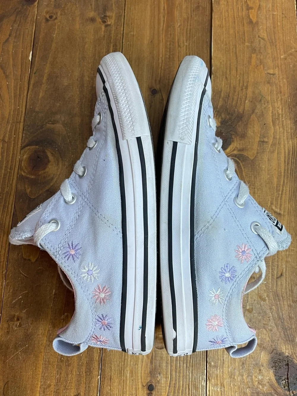 Converse low top sneakers girls size 3 pale periwinkle with embroidered flowers